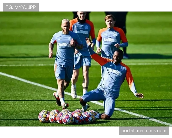 国米赛前训练开放，记者观察到球队演练了新的任意球配合